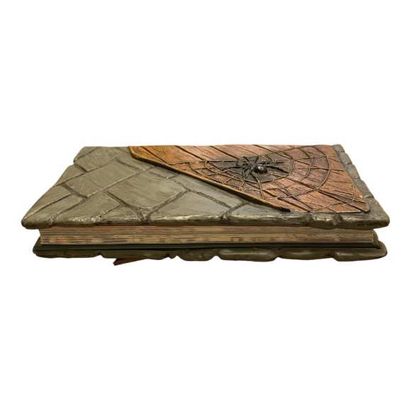 Vampires 3-D Journal - Running Press - Picture 8 of 10